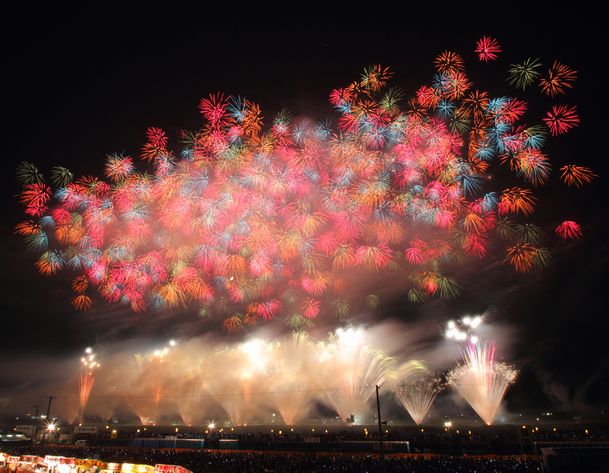 東京発☆テーブル席プラン『第96回全国花火競技大会 大曲の花火』全国から選び抜かれた花火師が日本一を目指す日本三大花火 大会！お帰りはさっぱり入浴付♪東京駅発/復路夜行バスツアー